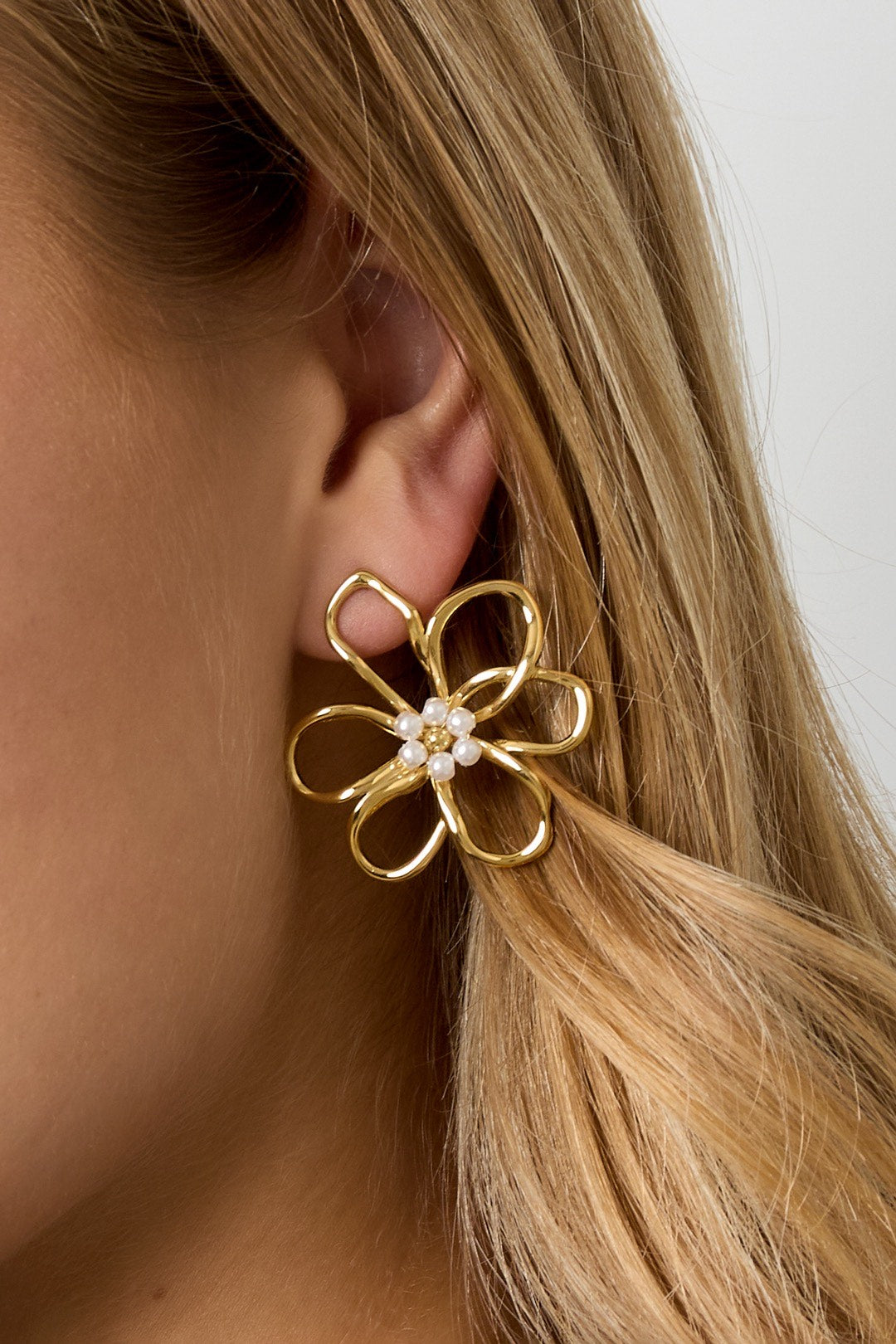 Flower with pearl earrings