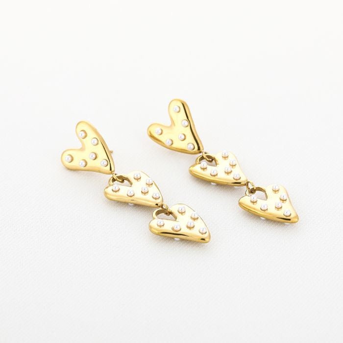 Drie hartjes met parels oorbellen goud