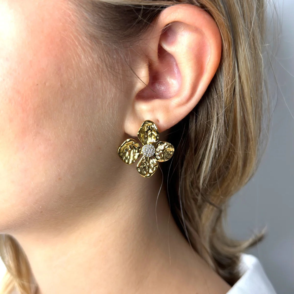 Big flower oorbellen goud