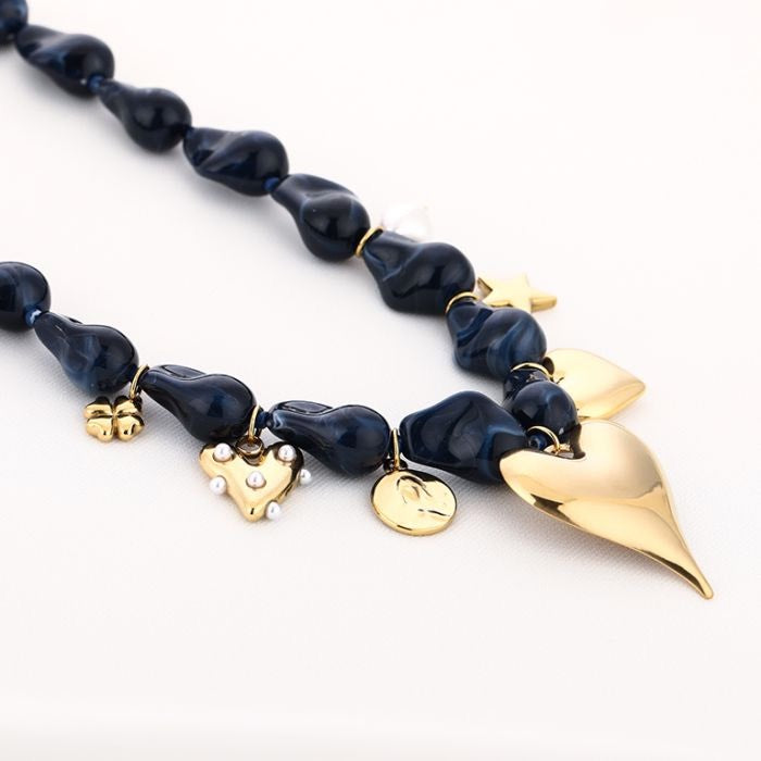 Blauwe kralen ketting met bedels