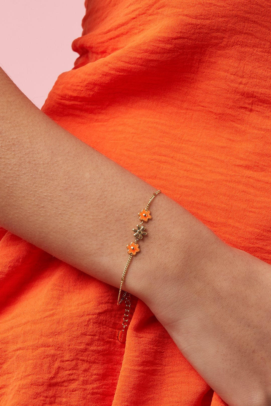 Armband met gekleurde bloemetjes oranje