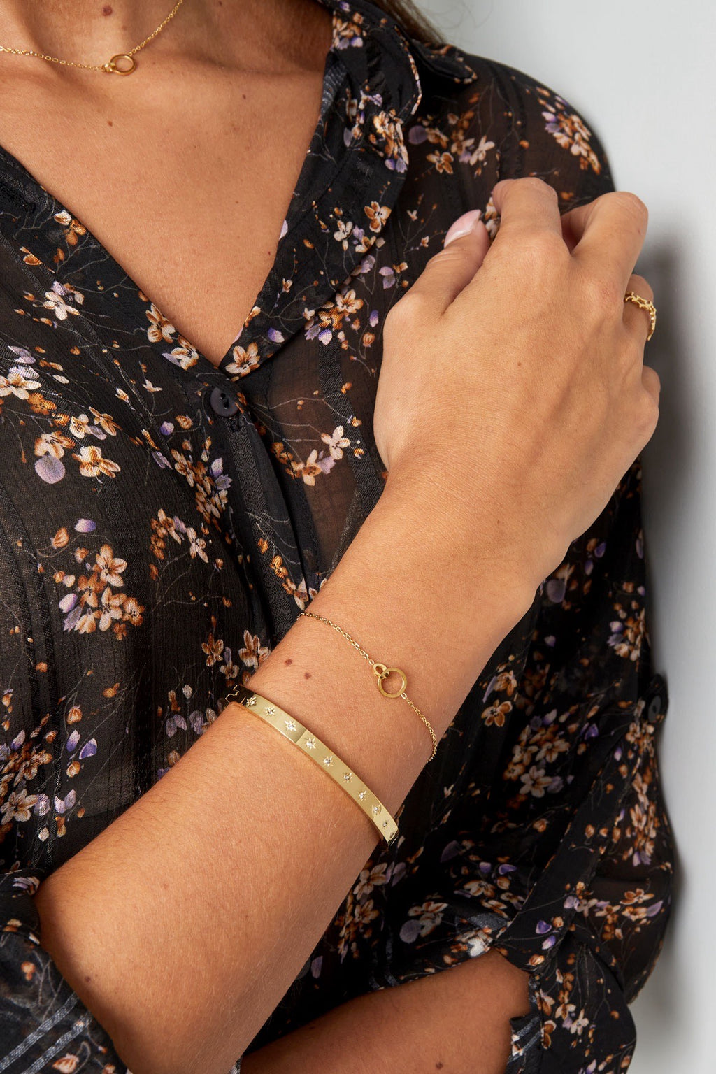 Verbonden bedel armband goud