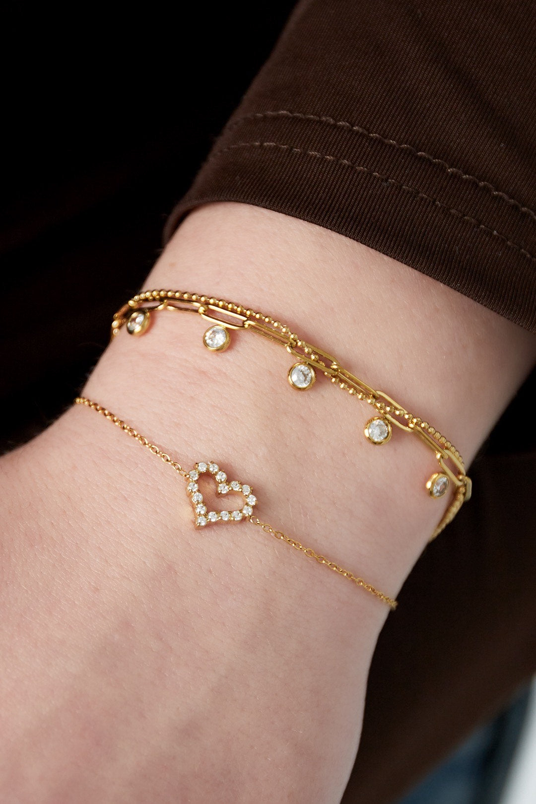 Armband met strass steentjes en hartje goud
